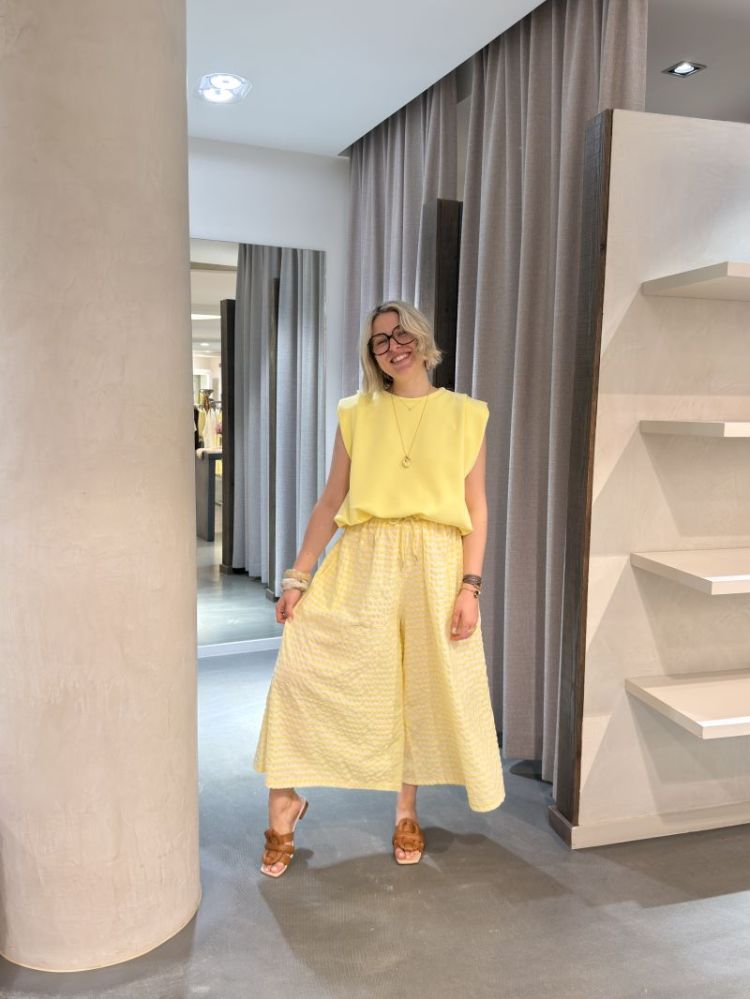  light yellow